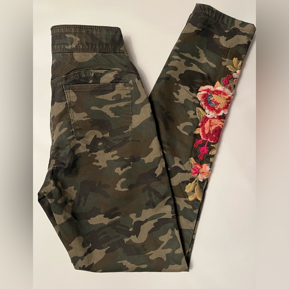 Coco + Carmen OMG Camo Jeans - Size S - Skinny and Stretchy - Picture 2 of 11